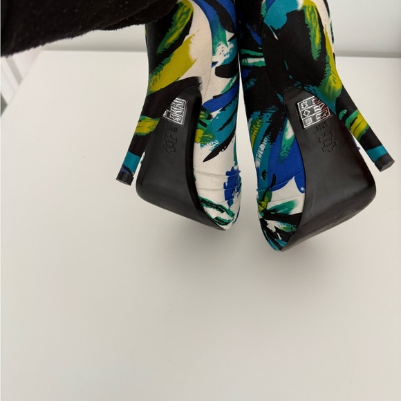 Colorful Patterned Peep-Toe Heels - Picture 4 of 7